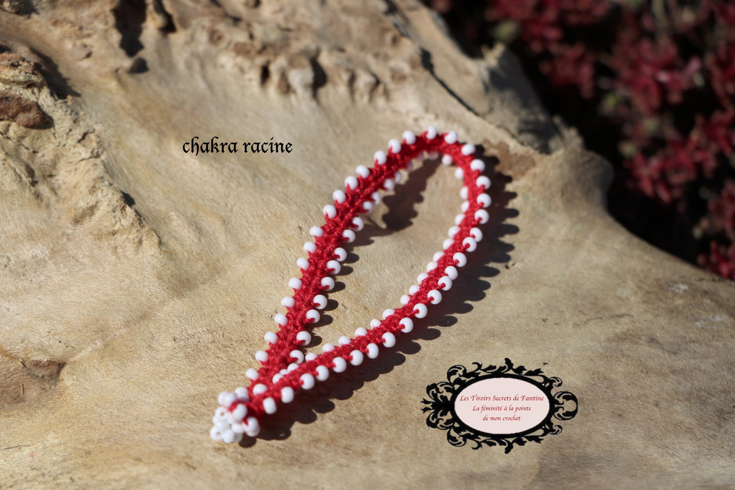 Bracelet chakra racine, un melange de coton oeko tex et de Rocailles de Bohème blanche pour ce bijoux porteur du message "Je Suis"