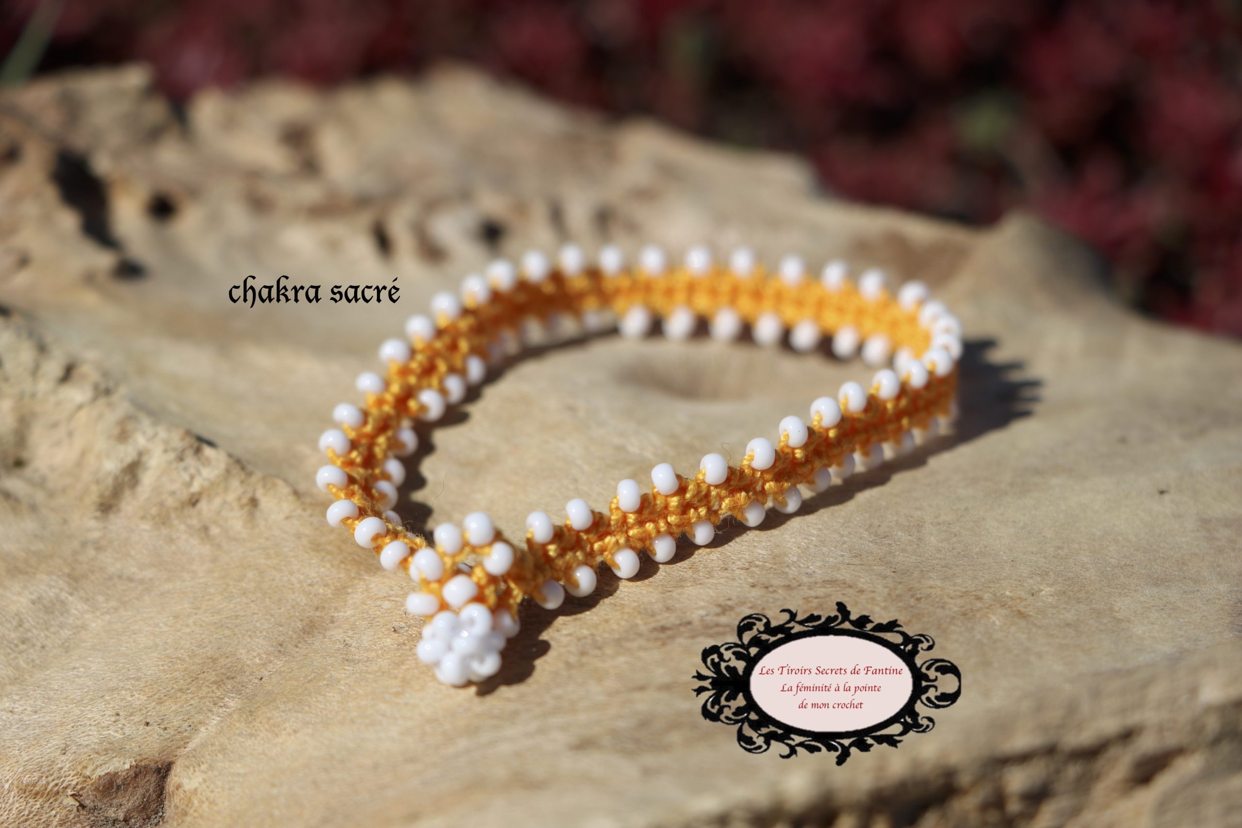 Bracelet Chakra Sacré, un mélange de coton Oeko-tex orange et de rocailles de Bohème blanche pour un bijou porteur du message "je Crée"