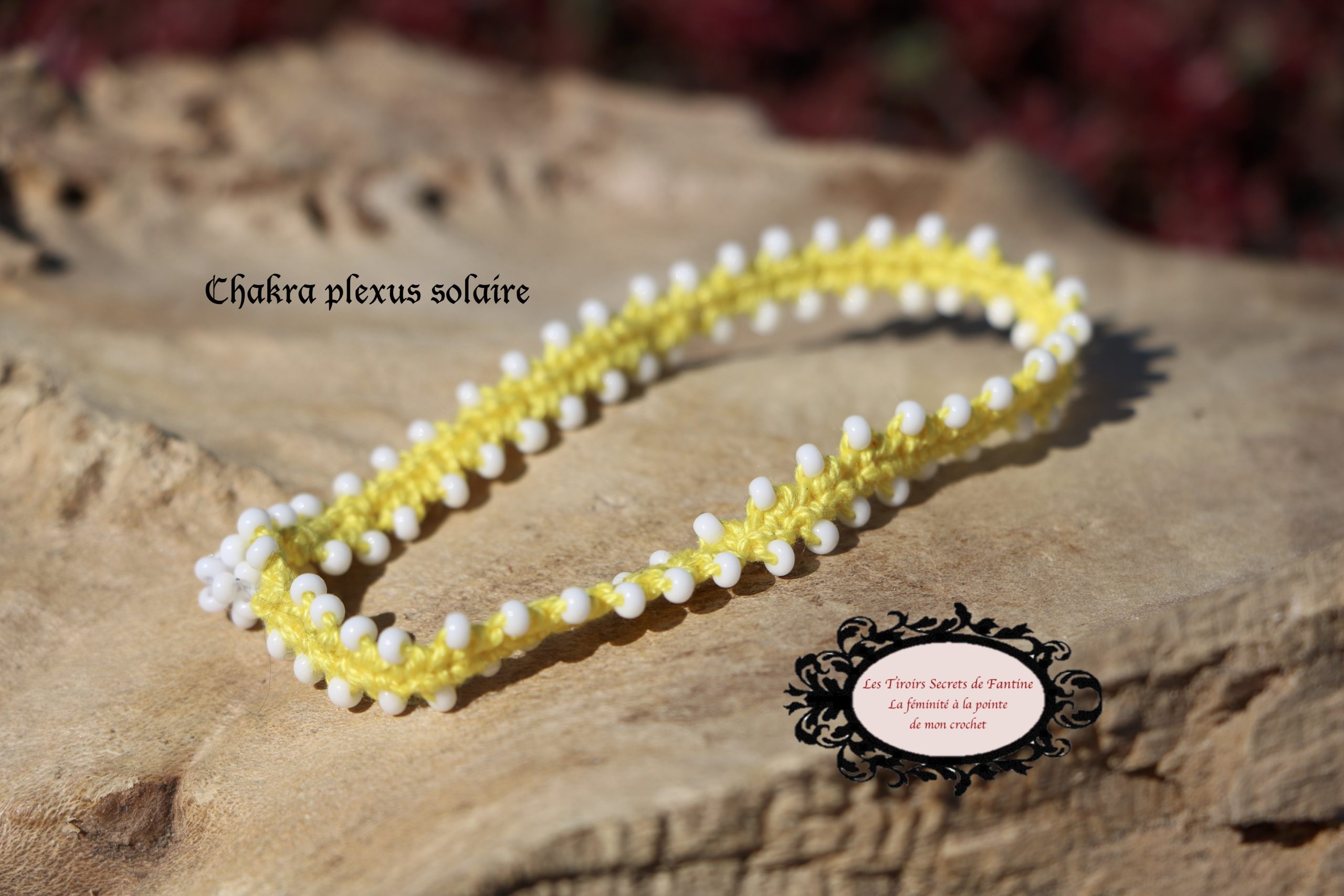 Bracelet chakra plexus solaire, un mélange de coton jaune et de rocailles de Bohème blanches pour un bijou porteur du message "j'aime"