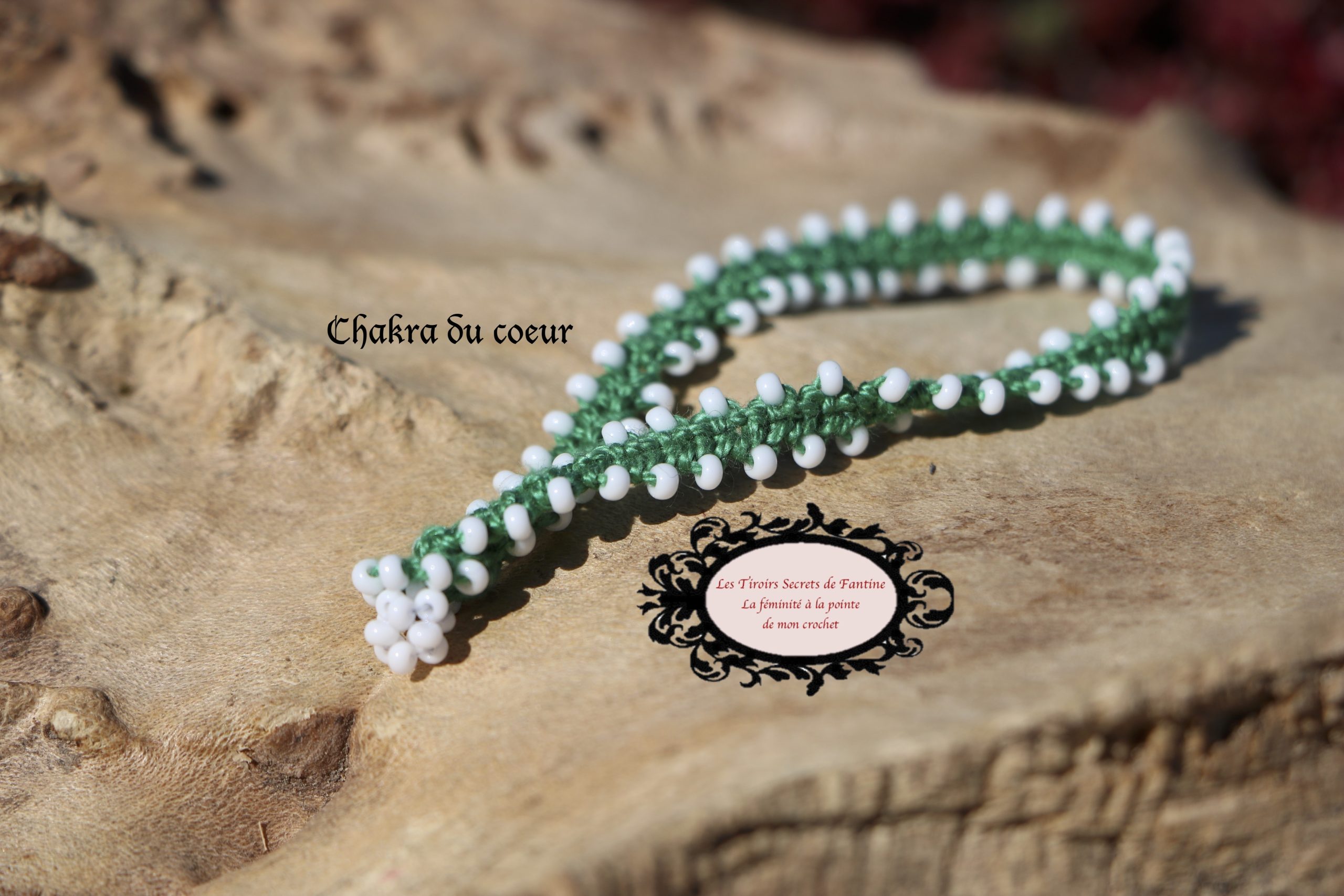 Bracelet chakra racine, un melange de coton oeko tex et de Rocailles de Bohème blanche pour ce bijoux porteur du message "J'aime"