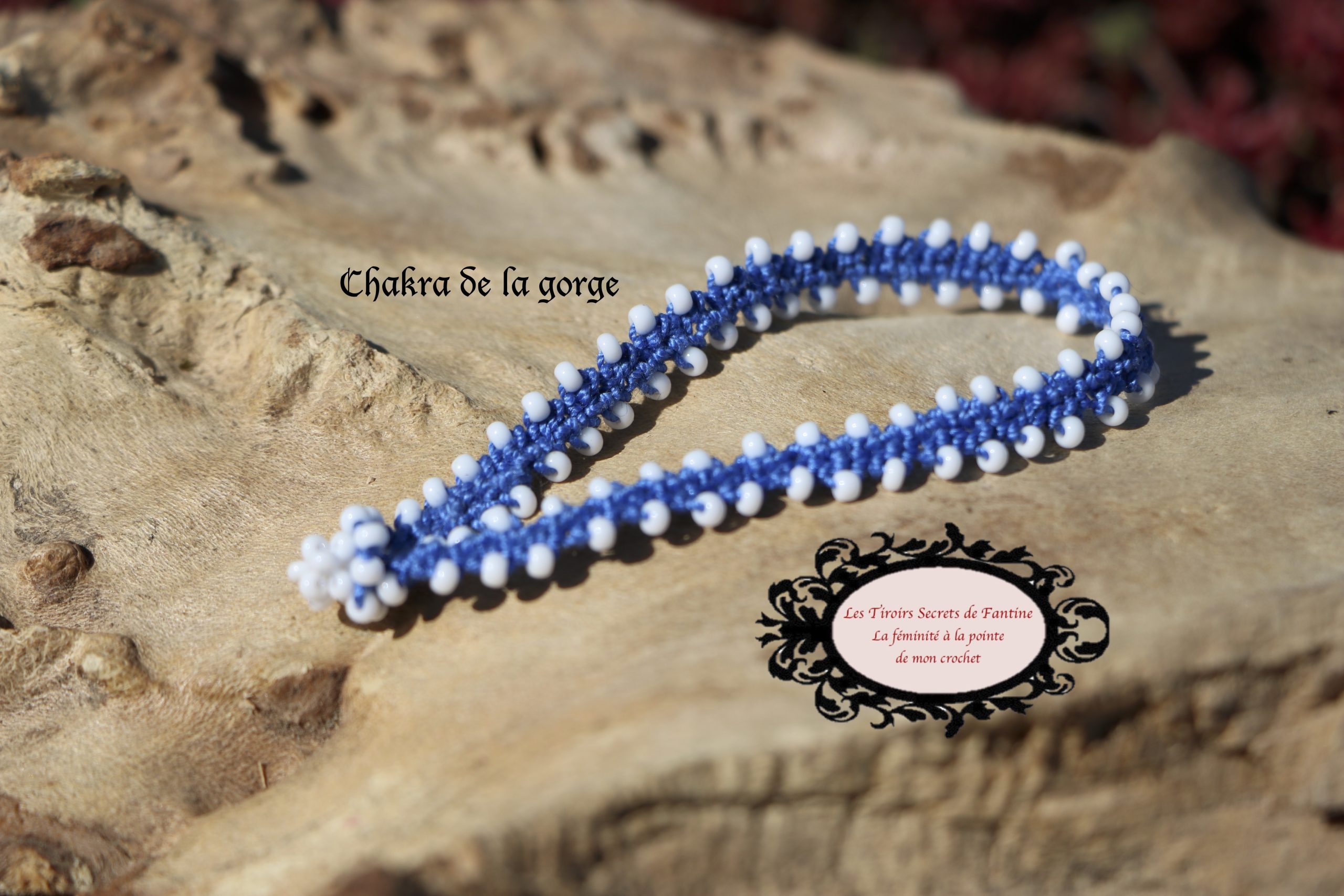 Bracelet chakra gorge, un mélange de coton oeko tex et de Rocailles de Bohème blanche pour ce bijoux porteur du message "Je Suis"