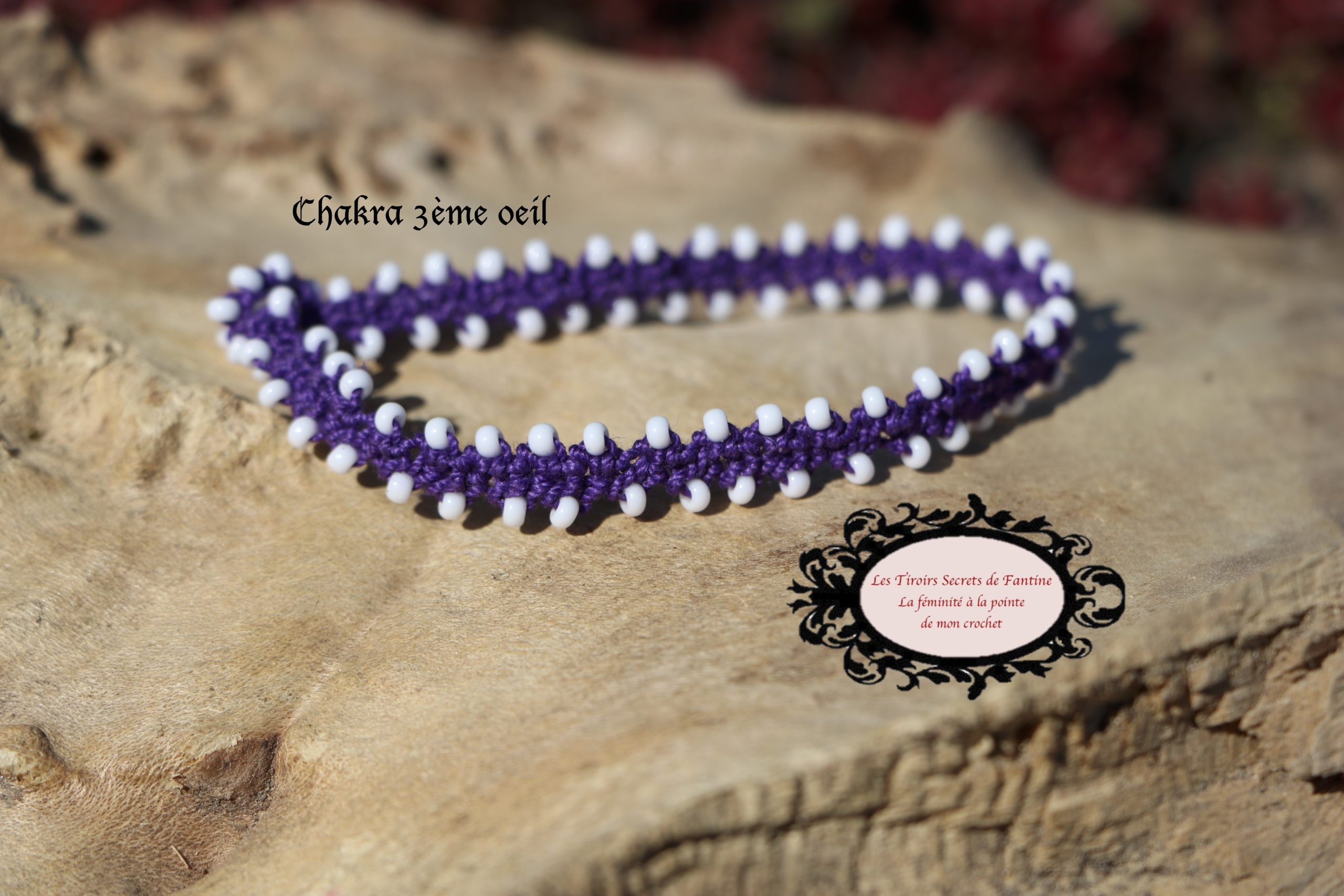 Bracelet Chakra 3ème oeil, un mélange de coton violet et de rocailles de Bohème blanches. Un bijou porteur du message "je vois"